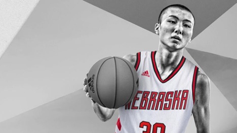 Keisei Tominaga is holding a basketball.